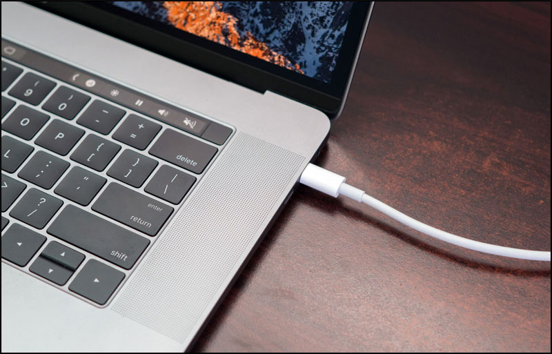 Laptop sạc pin không vào cũng có thể do bụi bẩn hay vật gì đó bị kẹt bên trong jack cắm kết nối giữa dây sạc và đầu nối.